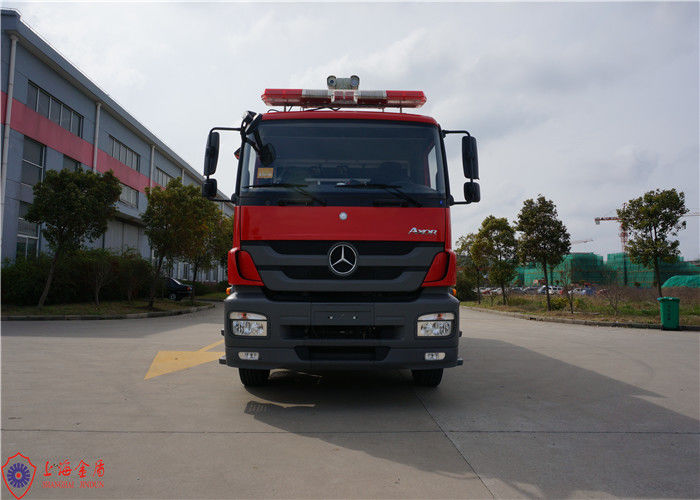 Red Painting Emergency Rescue Vehicle Six Seats Min Turning Diameter 19m