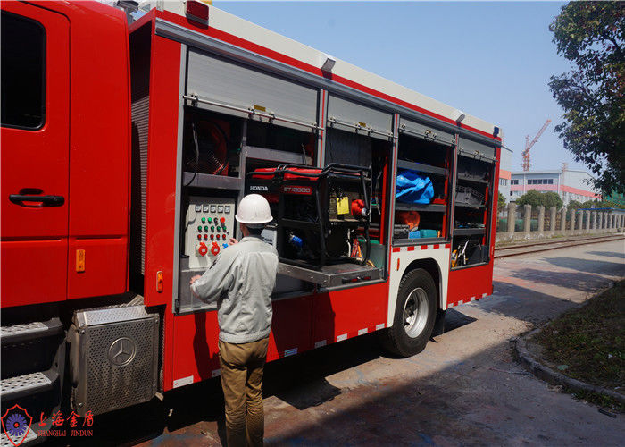 Red Painting Emergency Rescue Vehicle Six Seats Min Turning Diameter 19m
